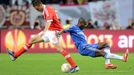 Fotbal, finále Evropské ligy, Chelsea - Benfica: Ramires (vpravo) - Nemanja Matič