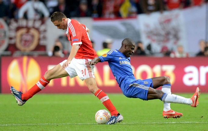 Fotbal, finále Evropské ligy, Chelsea - Benfica: Ramires (vpravo) - Nemanja Matič