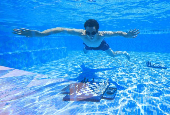 Turnaj v podvodních šachách v bazénu hotelu Silo v jihoafrickém Kapském Městě