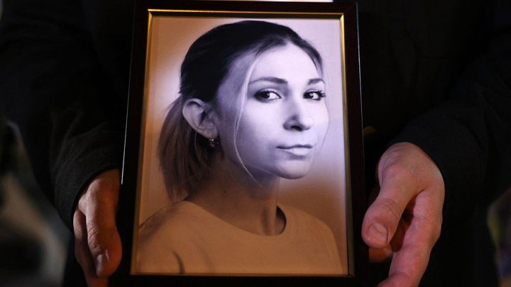 Mohli zakrývat škrcení. Rusové vrátili tělo zavražděné novinářky bez některých orgánů; Zdroj foto: Anatolii STEPANOV / AFP / AFP / Profimedia