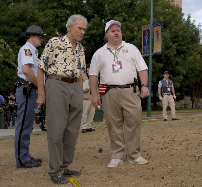 Clint Eastwood a Paul Walter Hauser při natáčení filmu Richard Jewell z roku 2019.