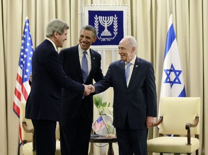 U.S. President Barack Obama (C) introduces Secretary of State John Kerry (L) to Israel's President Shimon Peres during a bilateral meeting in Jerusalem, March 20, 2013. Making his first official visit to Israel, Obama pledged on Wednesday unwavering commitment to the security of the Jewish State where concern over a nuclear-armed Iran has clouded U.S.-Israeli relations. REUTERS/Jason Reed (JERUSALEM - Tags: POLITICS) Published: Bře. 20, 2013, 3:15 odp.