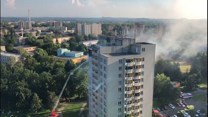 Záběry z paluby zasahujícího vrtulníku při tragickém požáru v Bohumíně