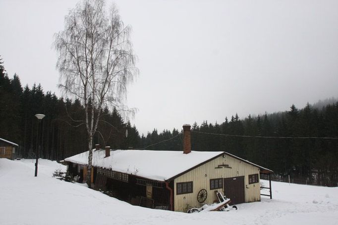 Zachoval se nejen půdorys lágru, ale i jeden z baráků vězňů