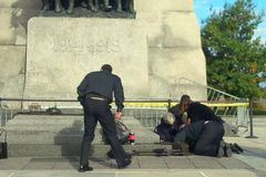 Zásah u kanadského Národního památníku obětem války v Ottawě. Právě zde byl postřelen příslušník ozbrojených sil.