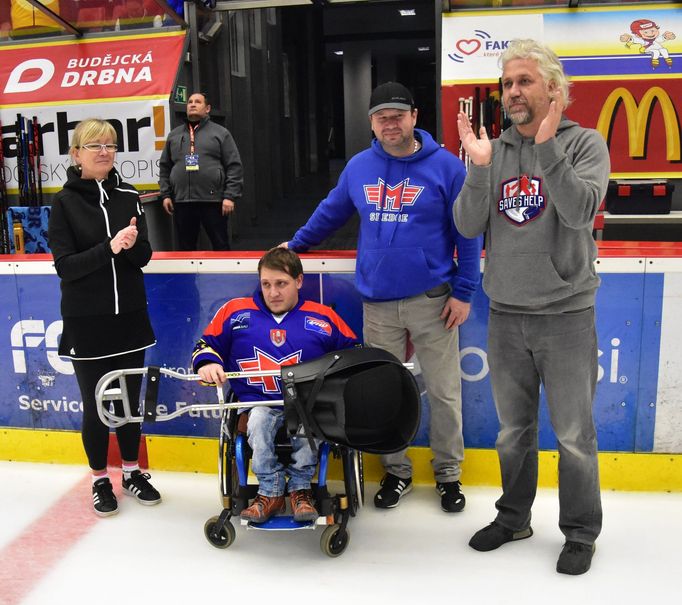 Zleva trenérka českobudějovických parahokejistů Ivana Schötterlová, Adam Jůna, předseda Motor sledge Zdeněk Klíma a trenér gólmanů v ČEZ Motor Stanislav Hrubec.