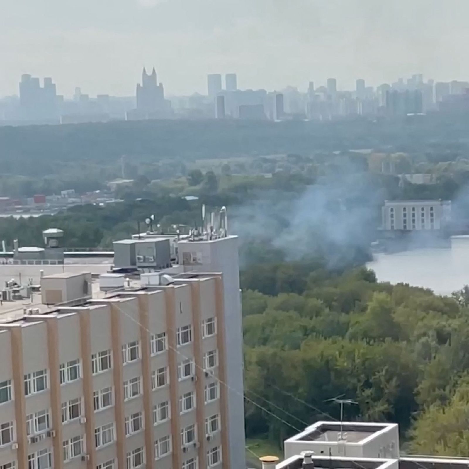 Části dronu dopadly ráno na nábřeží v Moskvě.