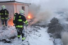 Na Šumpersku hoří dřevovýroba, zasahuje 13 cisteren