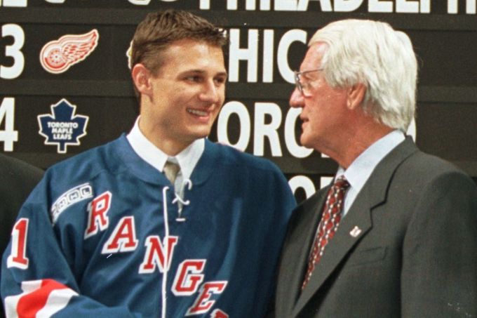 Pavel Brandl při draftu 1999 s tehdejším prezidentem newyorských Rangers Neilem Smithem.