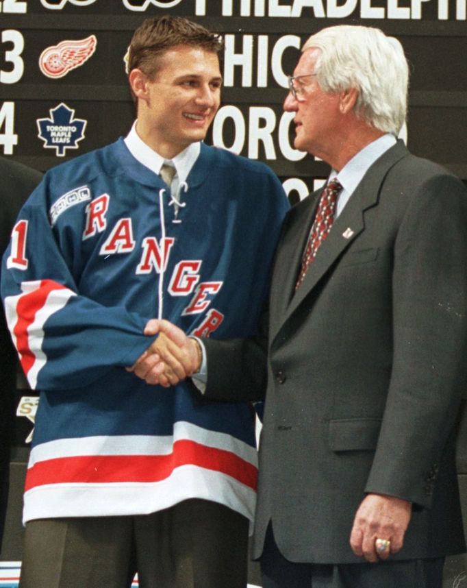 Pavel Brandl při draftu 1999 s tehdejším prezidentem newyorských Rangers Neilem Smithem.