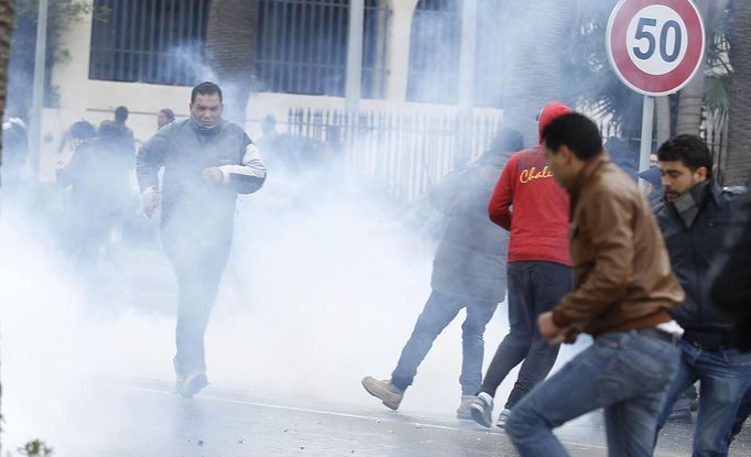 Protesters run for cover during a demonstration in Tunis February 6, 2013. Tunisian police fired teargas to disperse protesters demonstrating in the capital outside the Interior Ministry against the killing of a prominent secular opposition politician on Wednesday, witnesses said. REUTERS/ Zoubeir Souissi (TUNISIA - Tags: POLITICS CIVIL UNREST CONFLICT) Published: Úno. 6, 2013, 3:19 odp.