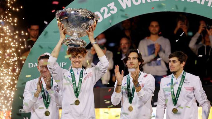 Jannik Sinner a italský tým slaví triumf v Davis Cupu.