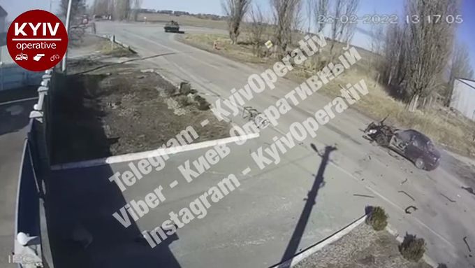 Ukrajinská armáda zveřejnila záběr útoku ruských okupantů na auto se dvěma seniory