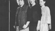 Iva Hüttnerová, Eva Salzmannová a Radka Fidlerová ve Sladce a moudře, recitálu z písní Mikiho Jelínka. Divadlo na okraji, 1982, režie Zdeněk Potužil.