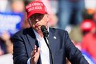 Trumpův náskok v klíčových státech se i po televizní debatě s Bidenem snížil