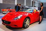 Ferrari California je první Ferrari s kovou skládací střechou. Umí jet 310 km/hod a stojí 4 540 000 Kč