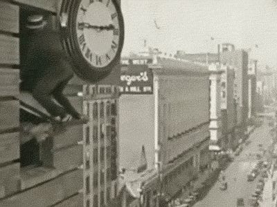 9/12| Fotogalerie: Žít jako kaskadér / Zákaz použití ve článcích!!! / Němé filmy / Harold Lloyd visí na hodinách
