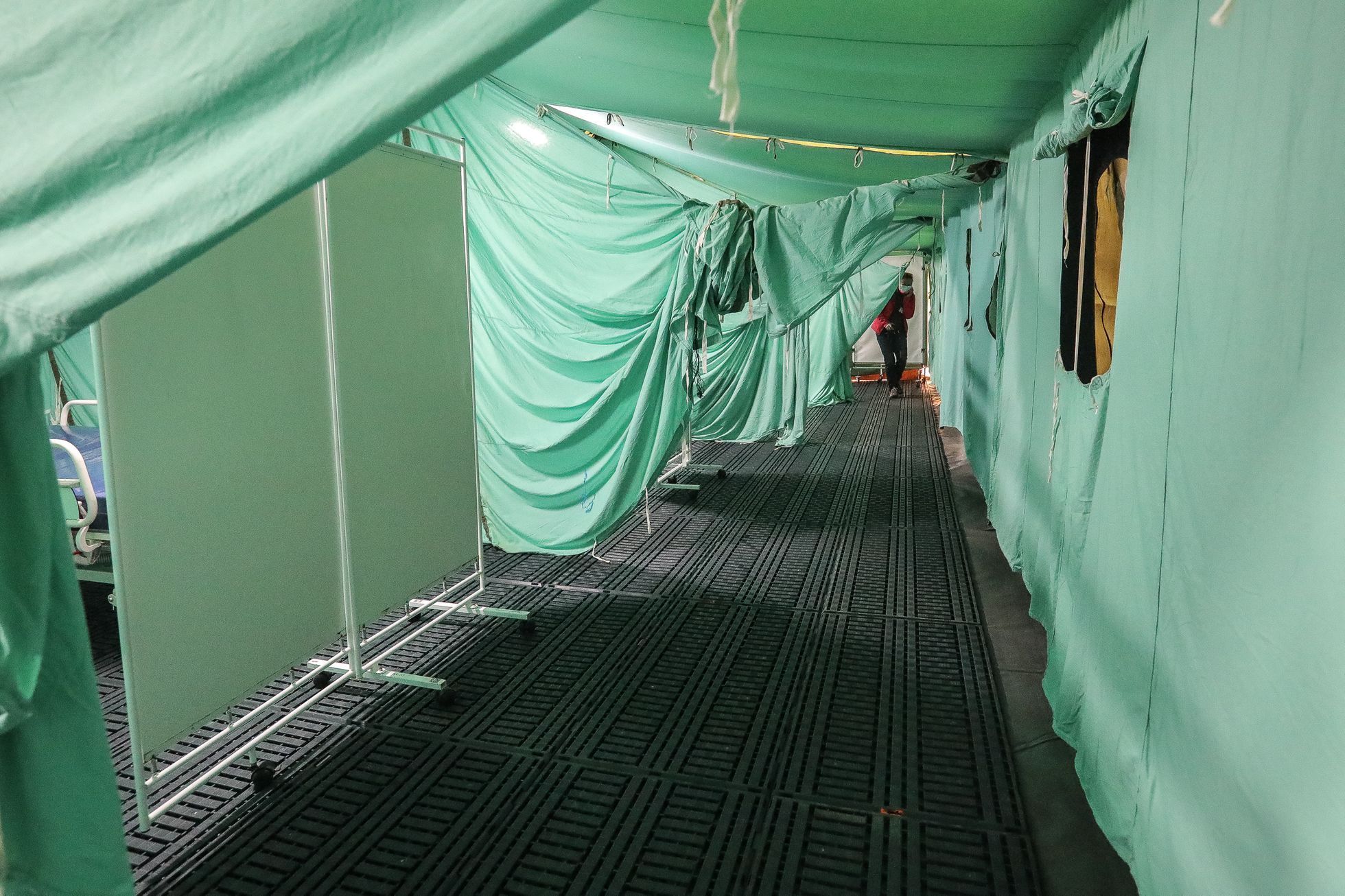 Koronavirus, COVID - Uzavřená Nemocnice Liberec, checkpoint, drive-in kontrola, medik, zdravotník