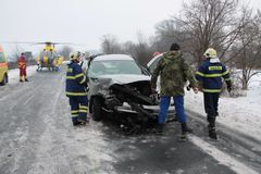 Po nárazu do kapličky zemřela na Kolínsku řidička