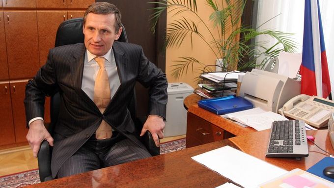 Jiří Čunek opět sedí v ministerském křesle.
