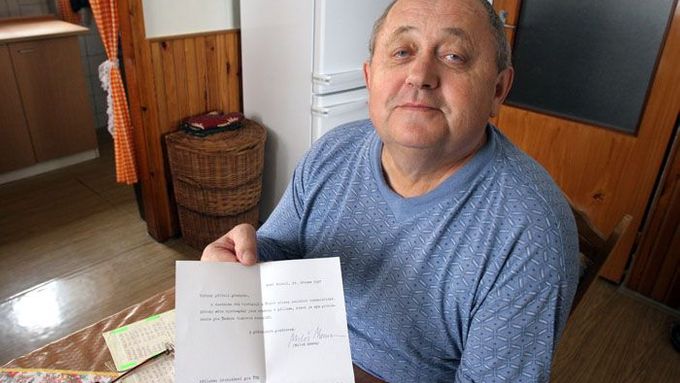 Miroslav Zita ukazuje rezignační dopis Miloše Zemana. S jeho odchodem organizace zanikla.