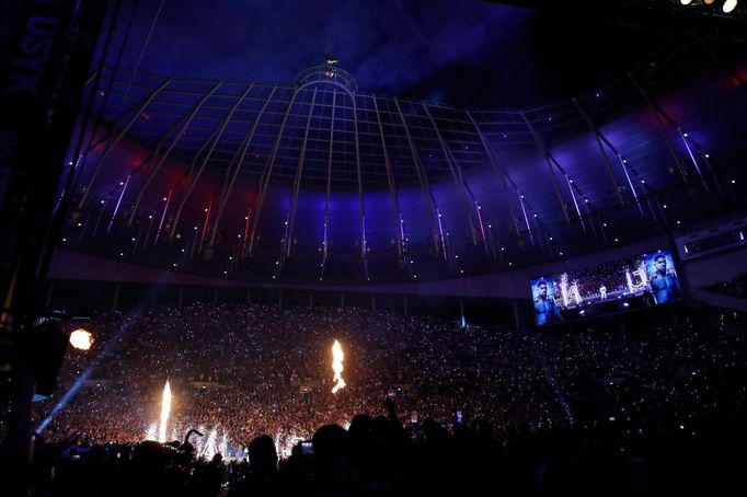 Zaplněné hlediště Tottenham Hotspur Stadium při zápase Oleksandra Usykas Anthonym Joshuou