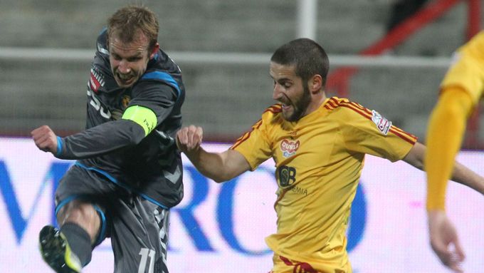 Fotbalista Petr Malý (v žlutém) při zápase.