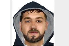 Osahával běžkyni, pak se obnažil před matkou s dětmi. Pražská policie hledá útočníka