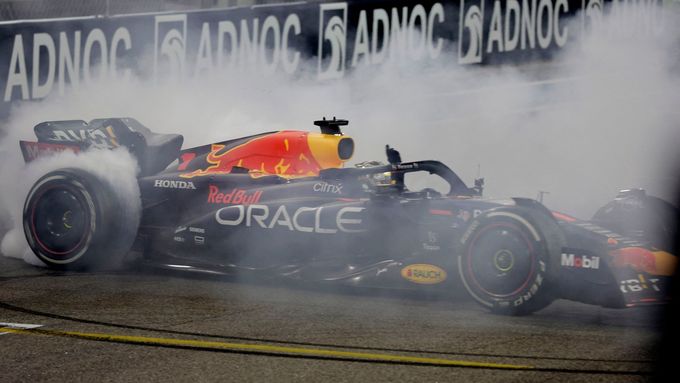Max Verstappen v Red Bullu slaví triumf ve VC Abú Zabí F1 2022