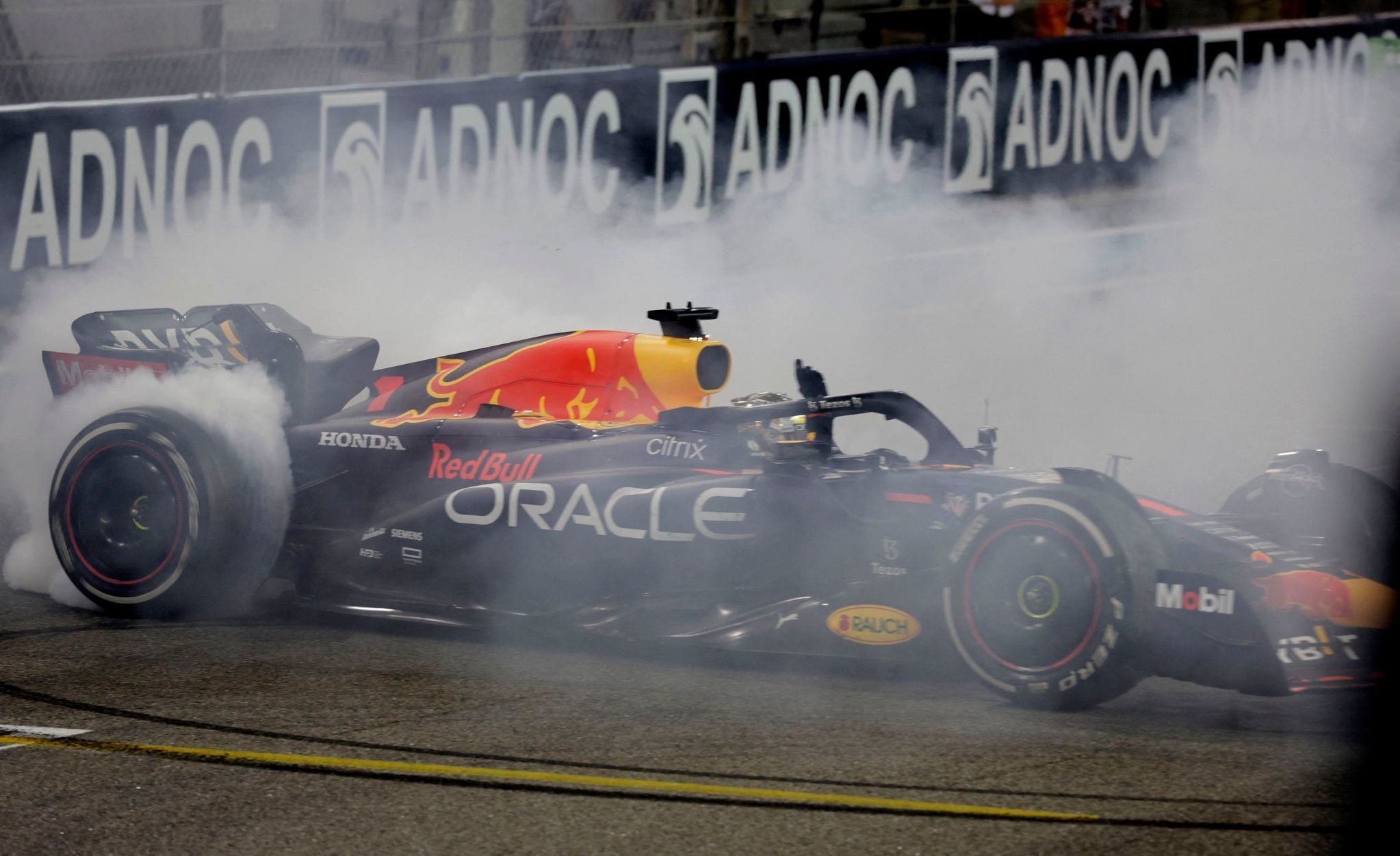 Max Verstappen v Red Bullu slaví triumf ve VC Abú Zabí F1 2022