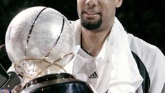 Tim Duncan s trofejí pro vítěze Západní konference