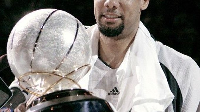 Tim Duncan ze San Antonia Spurs s trofejí pro nejlepší tým Západní konference NBA po čtvrté finálové výhře nad Utehem.