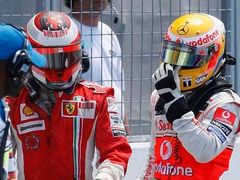 Kanada - Kimi Räikkönen v ne zrovna přátelském rozhovoru s Lewisem Hamiltonem. Brit jej sestřelil v boxech.