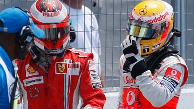 Räikkönen si s Hamiltonem vyjasňuje kolizi v boxech.