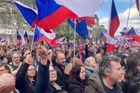 Rajchl je slabý, Fiala slabý. Demonstranti svobodně protestují proti nesvobodě