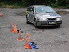 Kužely ukazují, kde auto zastavilo po pokusech s jednotlivými typy obuvi.