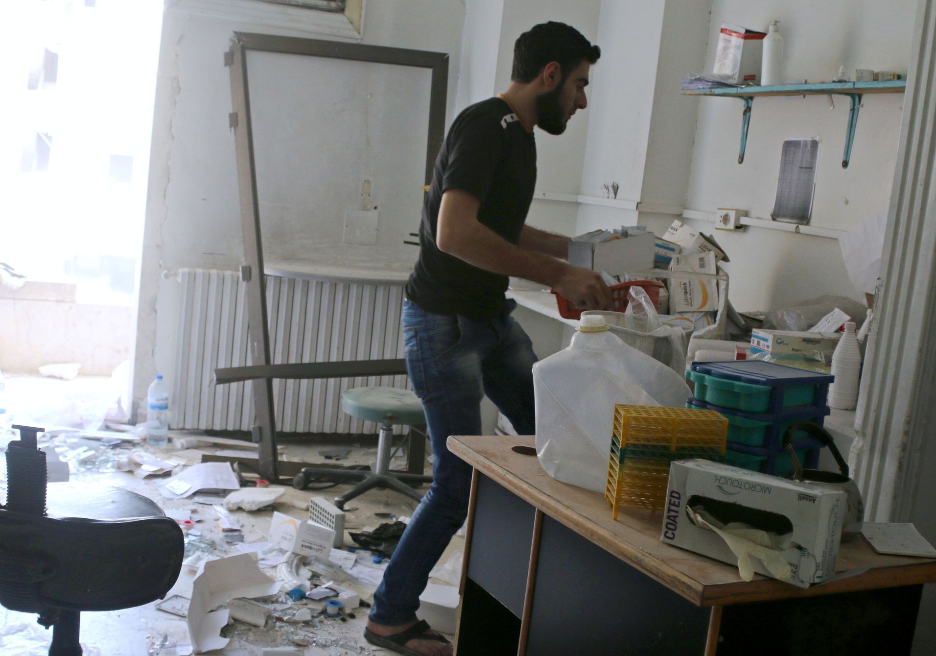 Zničená nemocnice v Aleppu, která se stala cílem náletů.