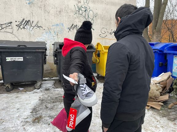 Mladý pár z Karviné, který má šest dětí, našel při prohledávání popelnic mimo jiné nové dětské boty. Přál si však zůstat v anonymitě.