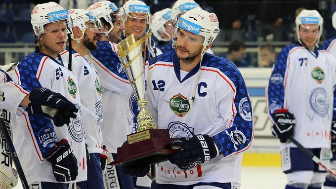 Kapitán Leoš Čermák přebírá trofej pro vítěze.