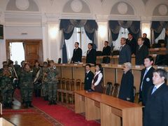 Poslanci poslouchají kyrgyzskou hymnu. Za malou chvíli jim prezident oznámí, že jejich komoru rozpustil