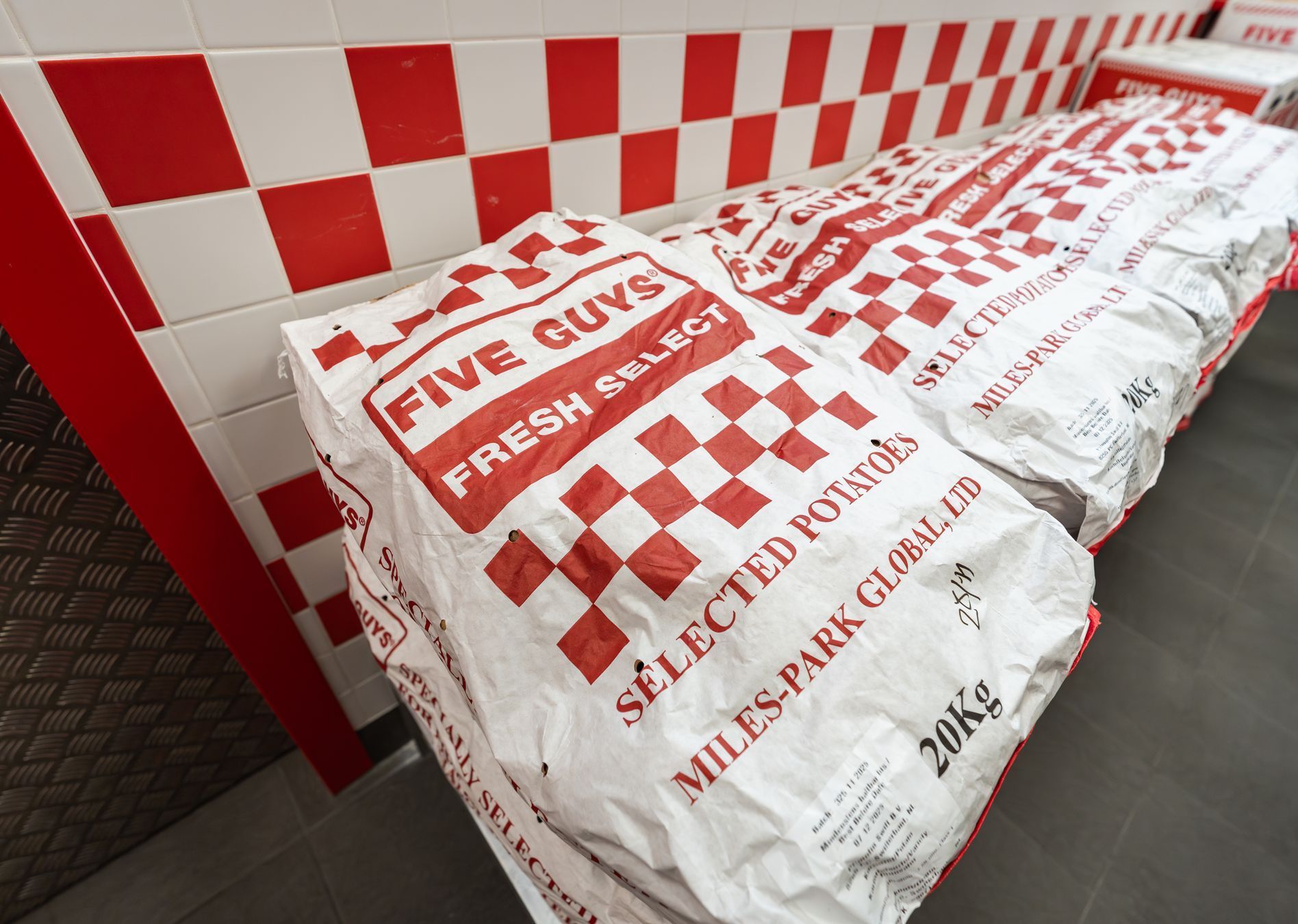 Five Guys, fastfood, jídlo, hamburger, burger, hranolky, gastronomie, Praha