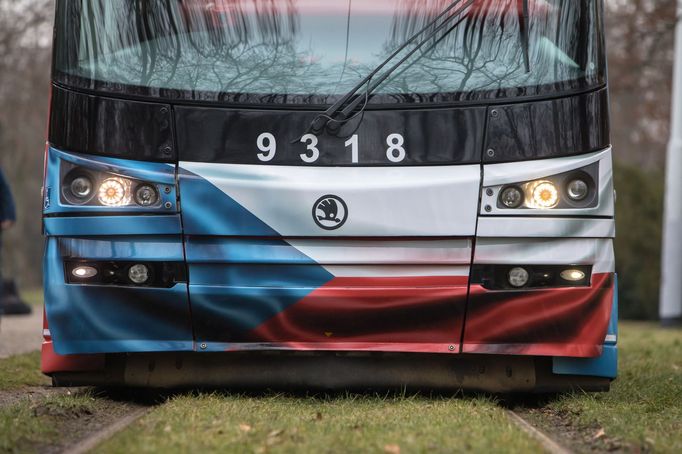 Vyzdobená tramvaj k třicátému výročí zvolení Václava Havla prezidentem.