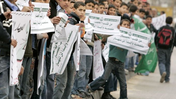 Palestinští studenti se zapojili do živého řetězu.
