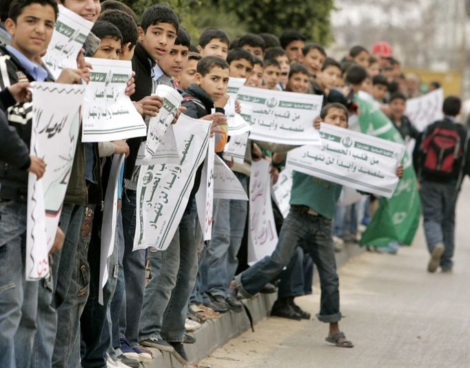 Palestinští studenti se zapojili do živého řetězu.