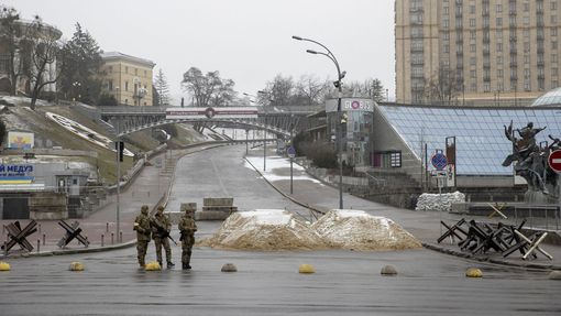 Záběr na Náměstí Nezávislosti v centru Kyjeva, kde jsou vidět protitankové zátarasy. 2. 3. 2022.