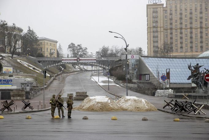 Záběr na Náměstí Nezávislosti v centru Kyjeva, kde jsou vidět protitankové zátarasy. 2. 3. 2022.