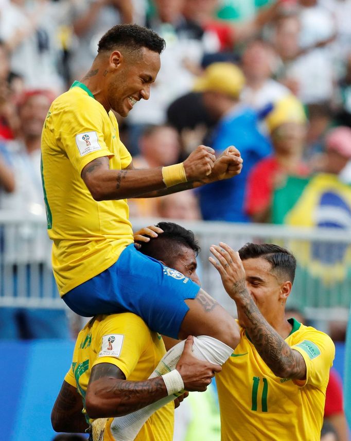 Neymar slaví gól v zápase Mexiko - Brazílie na MS 2018