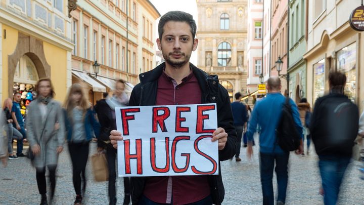 Schizofrenik překonal sociální fobii po svém. Na Můstku nabízí obejmutí zdarma
