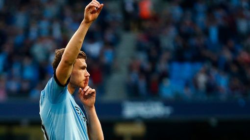 Útočník Manchesteru City Edin Džeko slaví svůj gól proti West Bromwichi