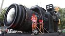 Revellers prepare a float outside the Sambadrome ahead of the first night of the annual Carnival parade in Rio de Janeiro, February 10, 2013. REUTERS/Sergio Moraes (BRAZIL - Tags: SOCIETY) Published: Úno. 10, 2013, 10:28 odp.